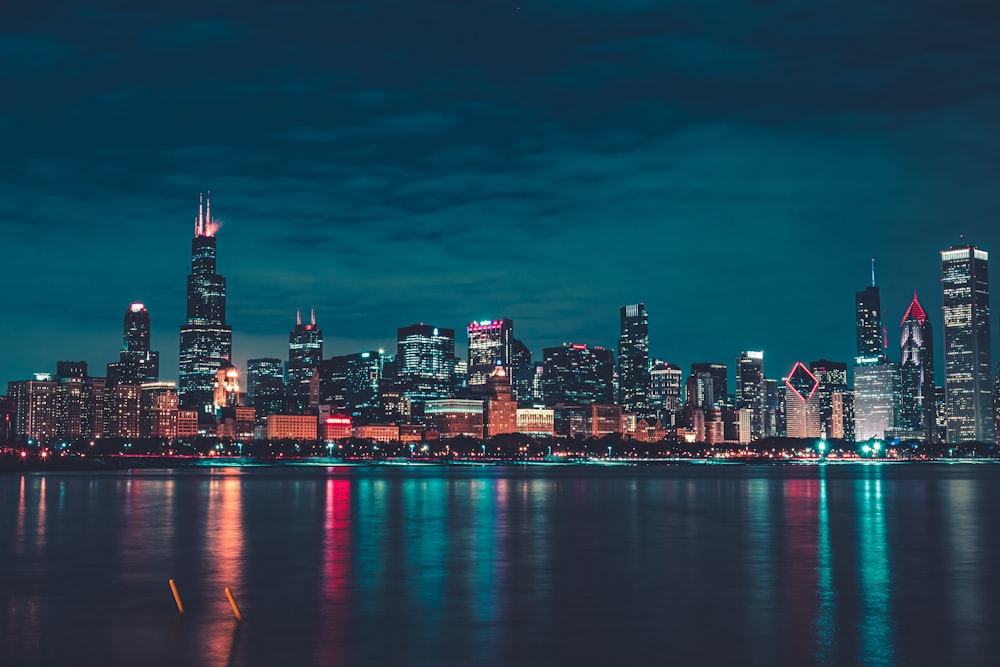 Skyline de la ville pendant la nuit