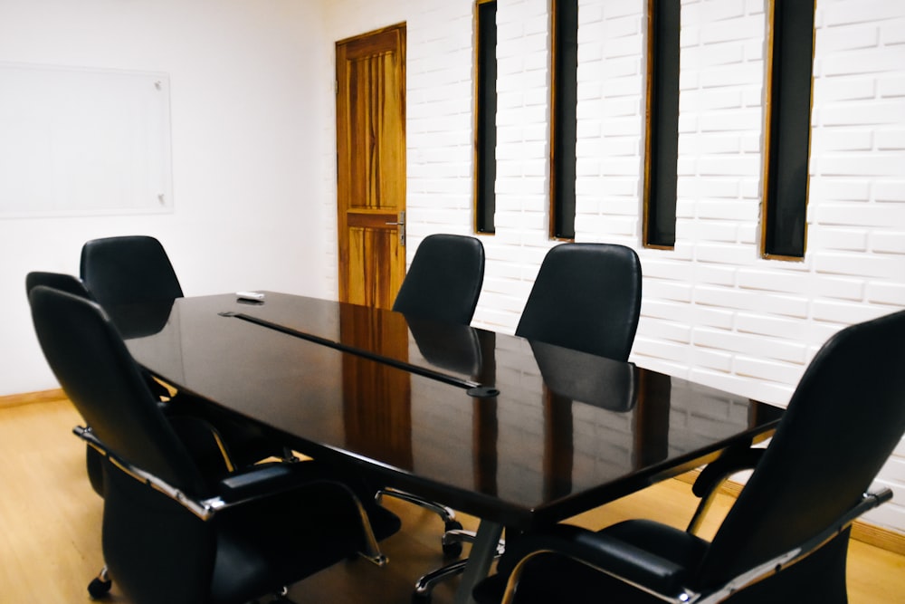 black and gray office rolling chair