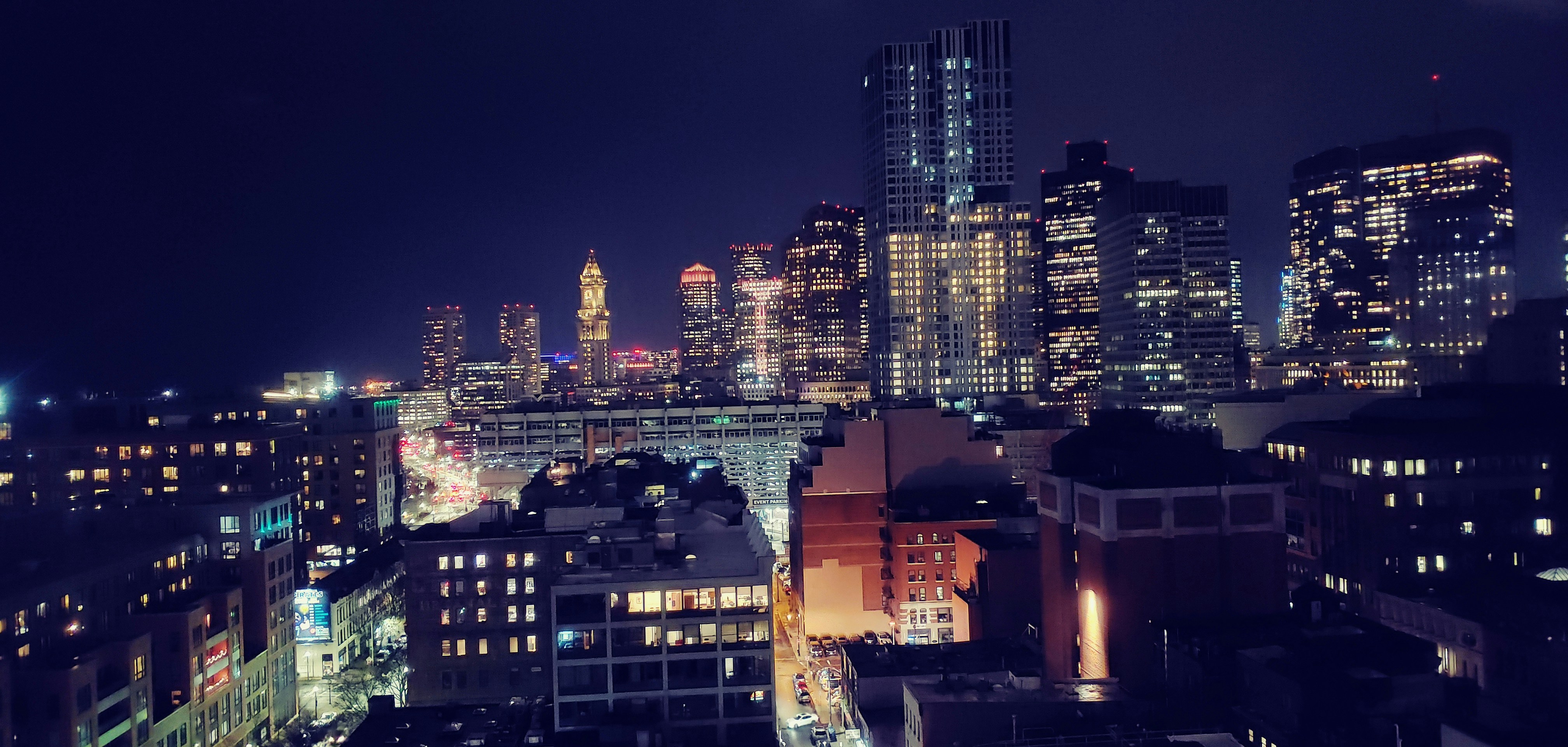 Skyline der Stadt bei Nacht