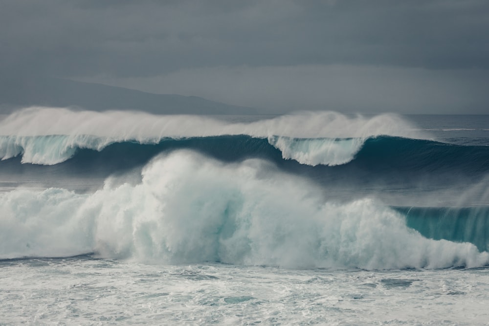 ocean waves crashing on shore during daytime