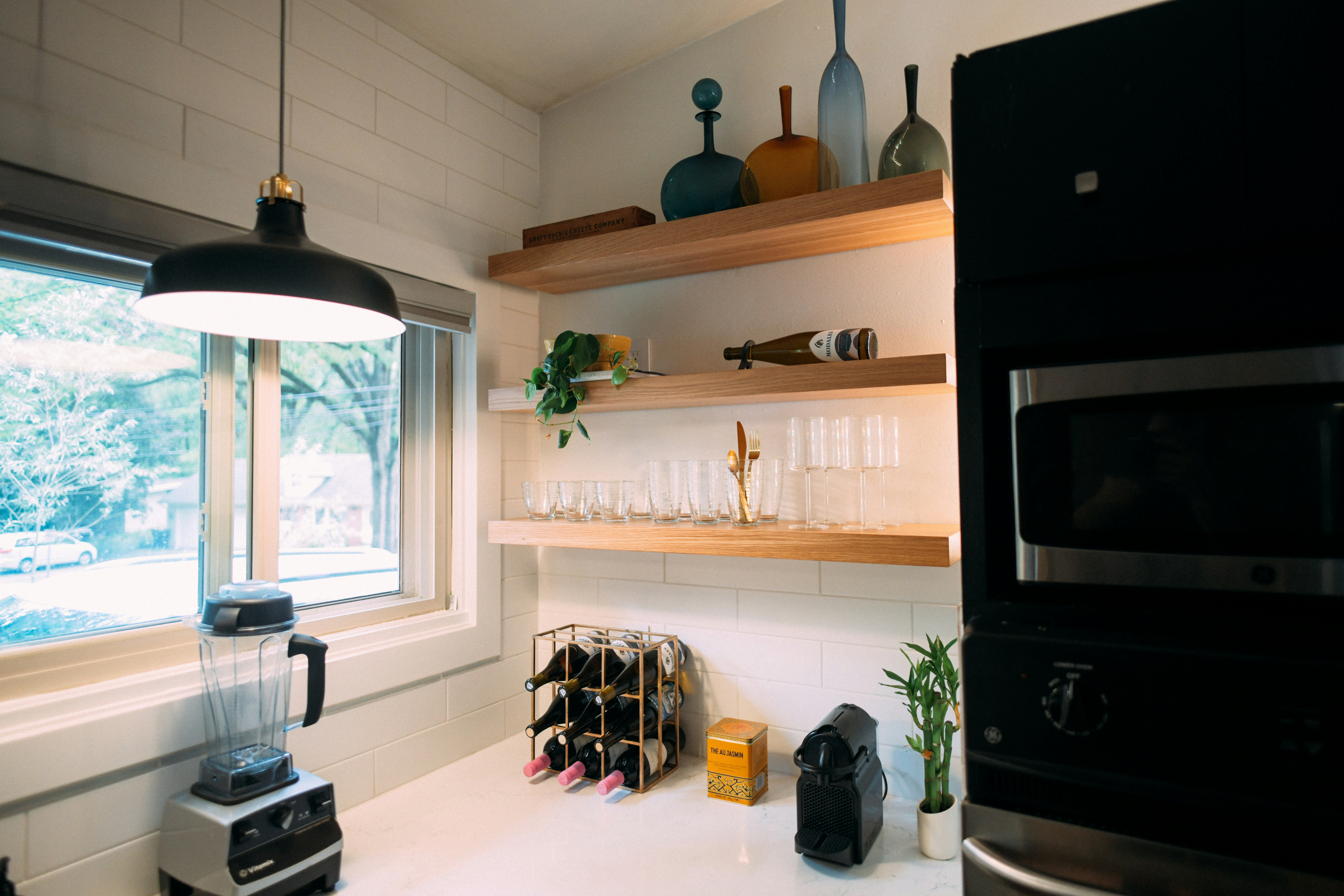 Mutfak kilerinde veya dolap içinde düzenli şekilde dizilmiş saklama kapları ve sepetlerle sağlanmış, göz alıcı ve pratik ev düzeni.