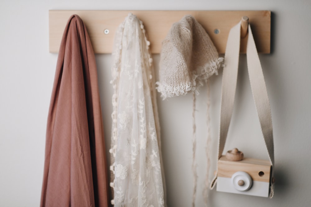 textil de encaje blanco junto a un estante de madera marrón