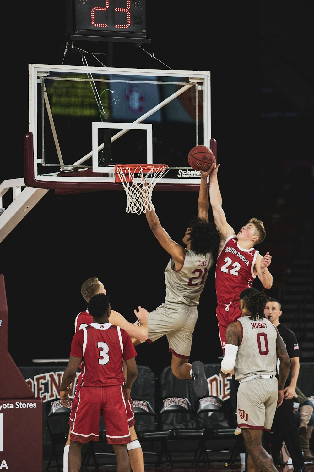 Joueurs de basket-ball en chemise en maillot rouge