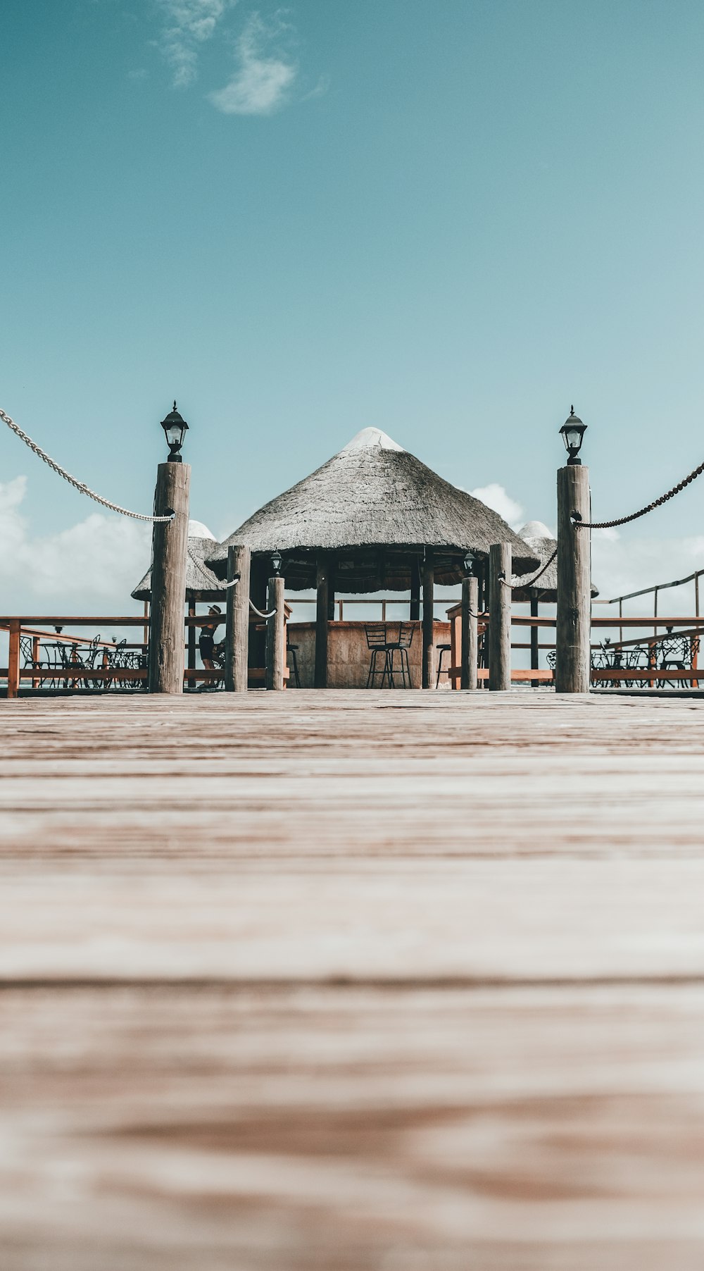 gazebo en bois brun sur sable brun pendant la journée