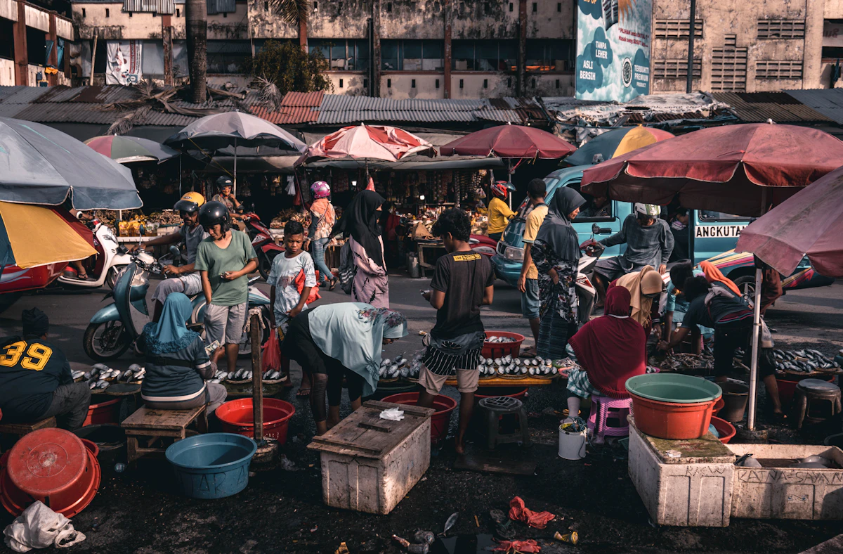Orang-orang di pasar tradisional pada siang hari