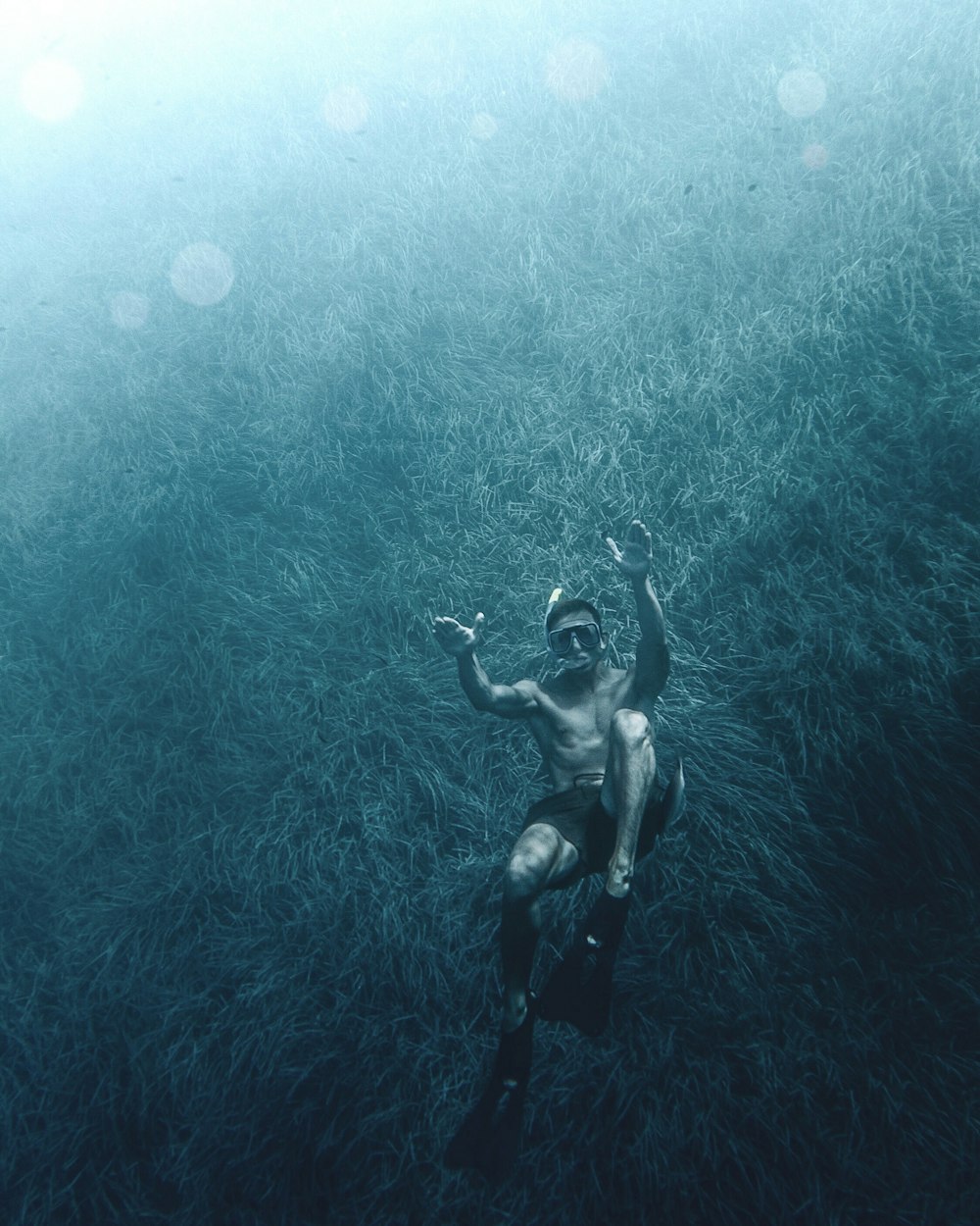 水の中で泳ぐ黒いビキニの女性