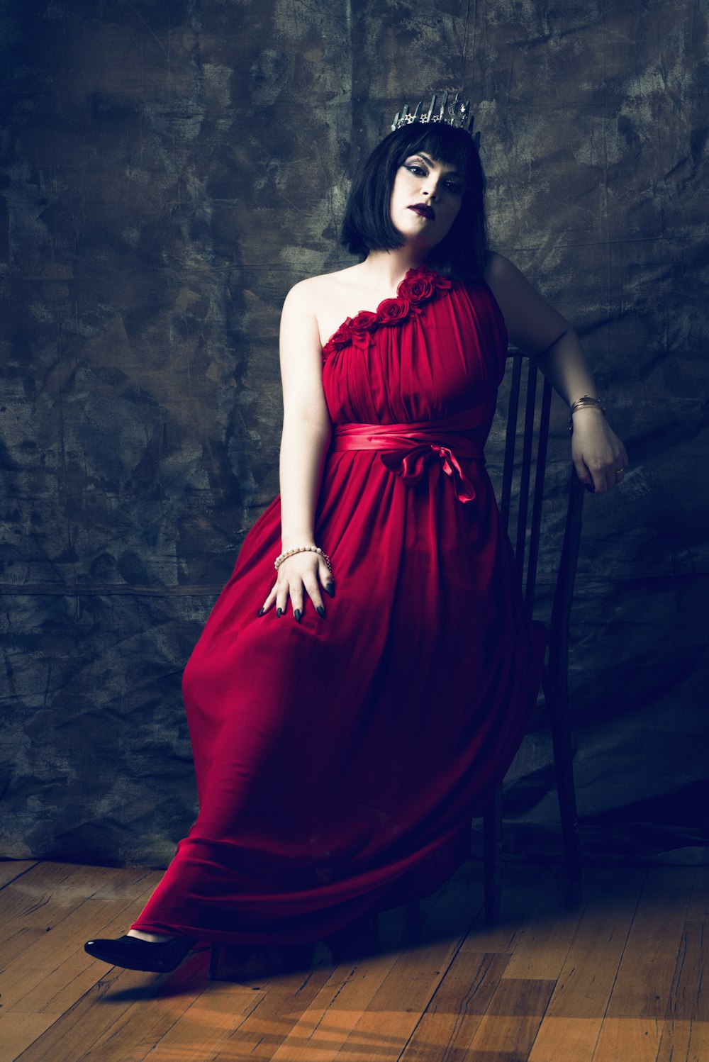 Femme en robe rouge sans manches