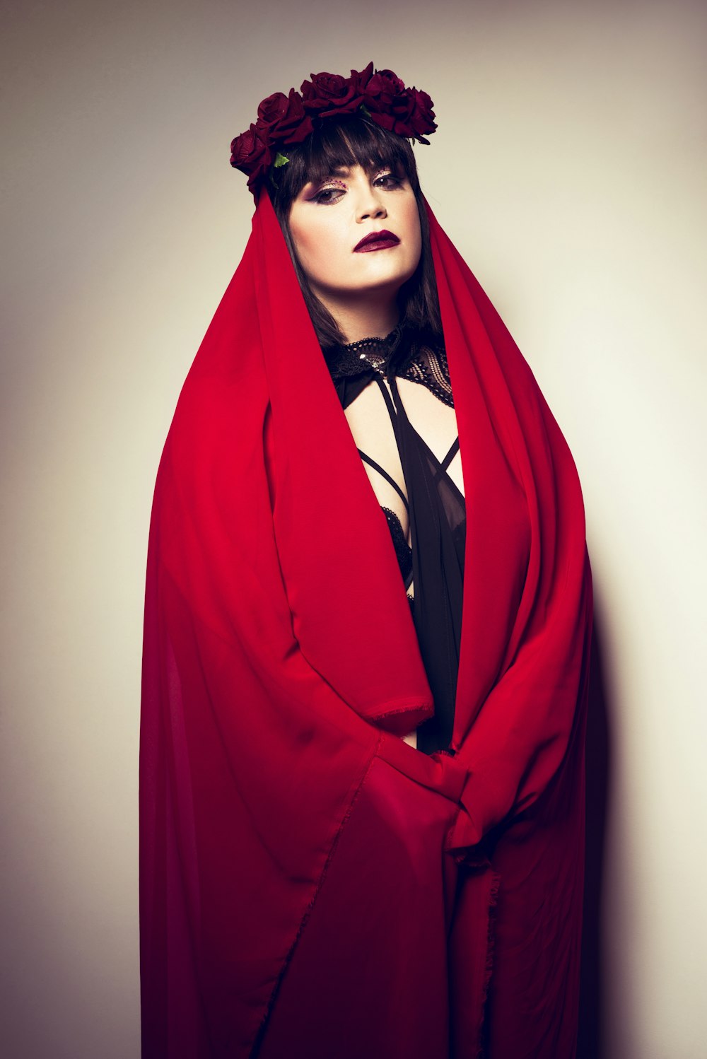 Femme en manteau rouge portant un hijab à pois noir et blanc