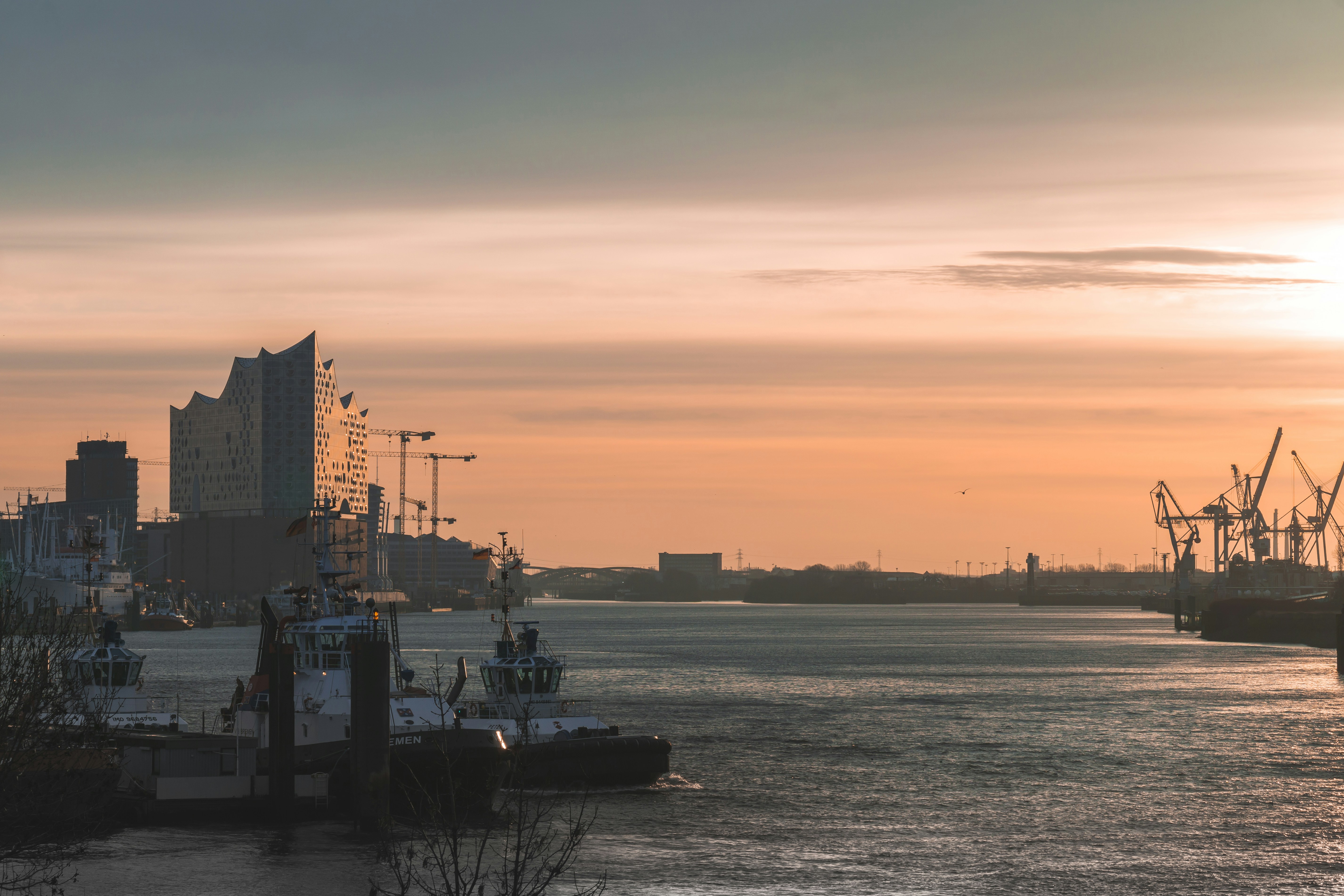 Unsplash 추천 이미지 (키워드 : river, ship )