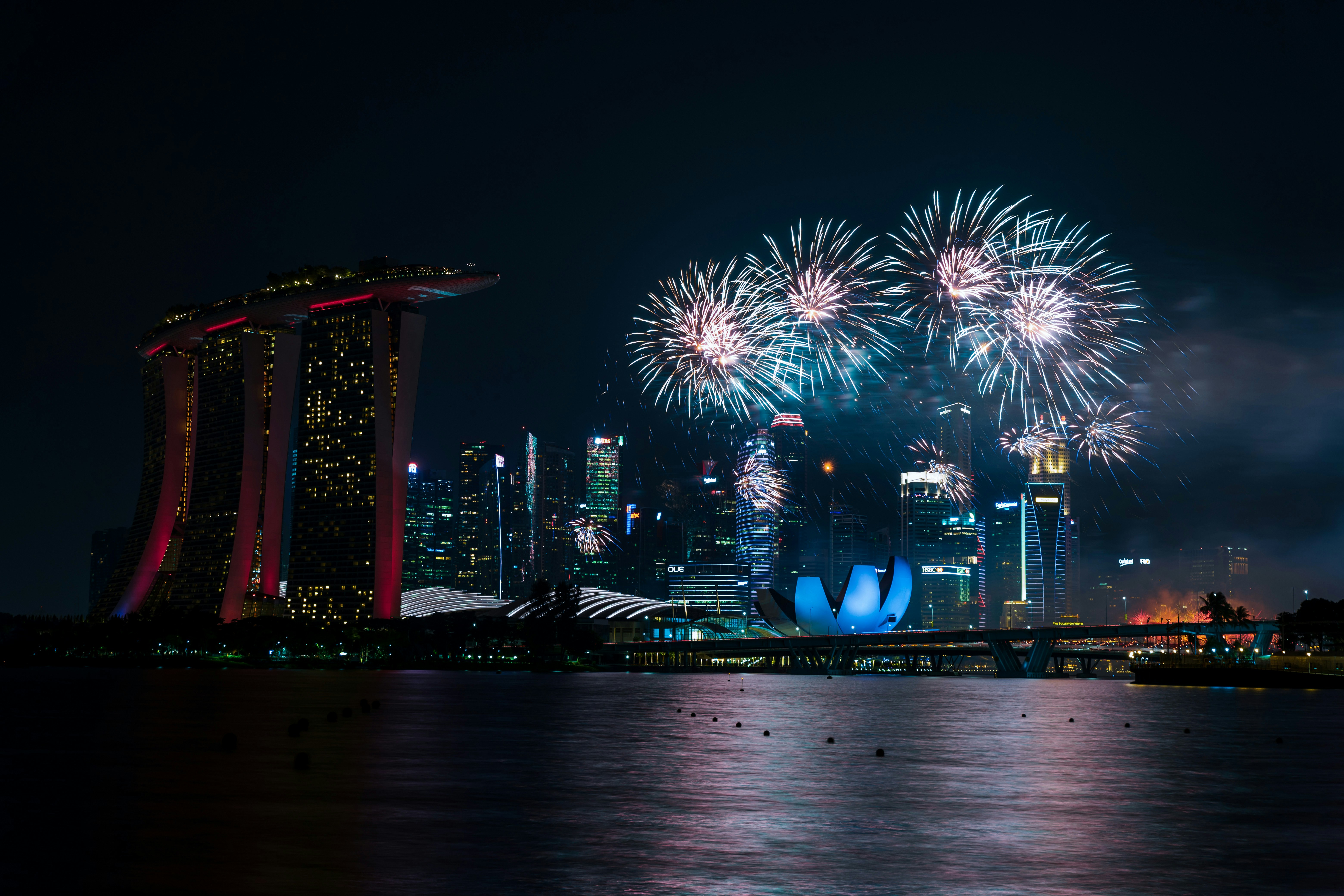 夜の街の花火大会の写真 Unsplashで見つけるグレーの無料写真