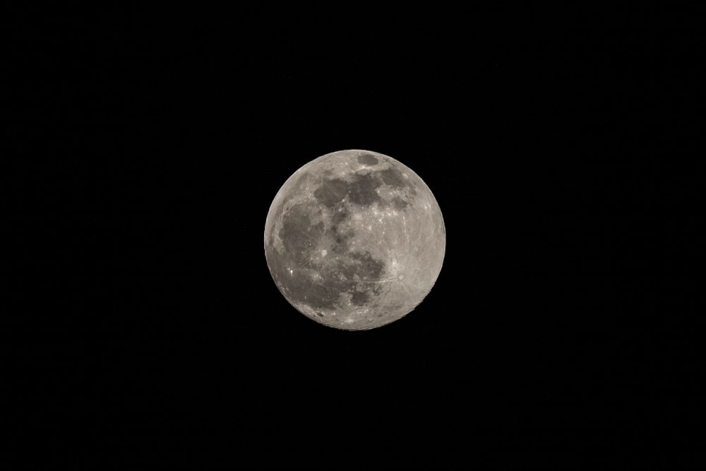 Luna llena en cielo nocturno oscuro