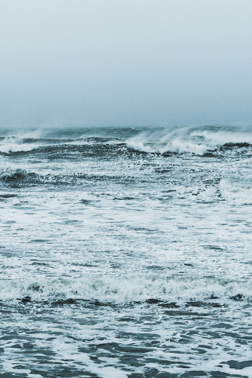 Les vagues de l’océan s’écrasent sur le rivage pendant la journée