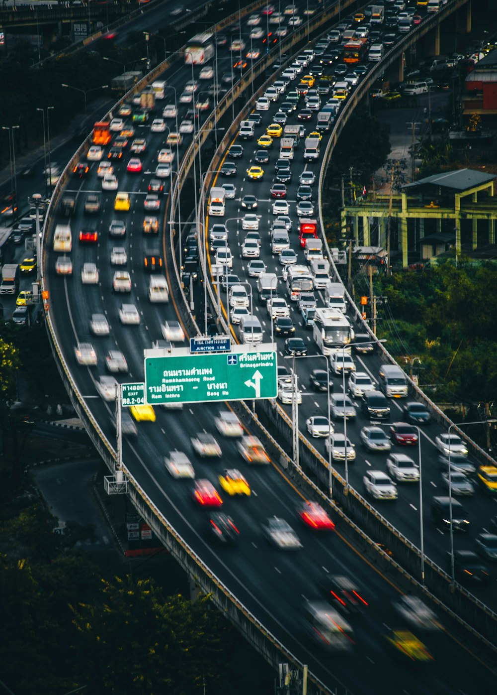 日中の道路を走る車