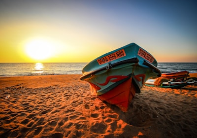 Sri Lanka Rundreisen Negombo Fischerboot im Sonnenuntergang