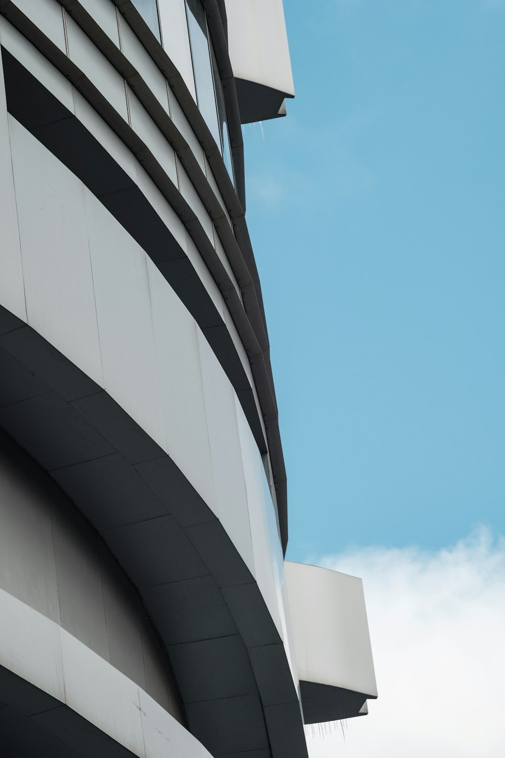 Bâtiment en béton blanc sous le ciel bleu pendant la journée