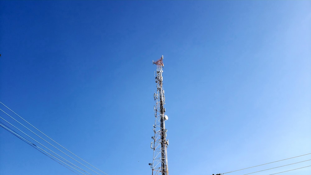 Braun-weißer Strommast tagsüber unter blauem Himmel