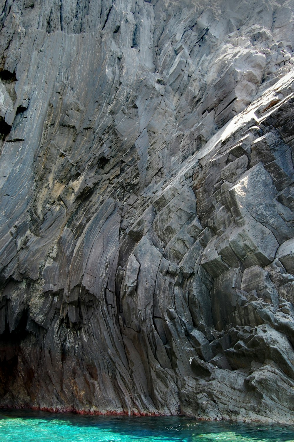 灰色と茶色の岩層