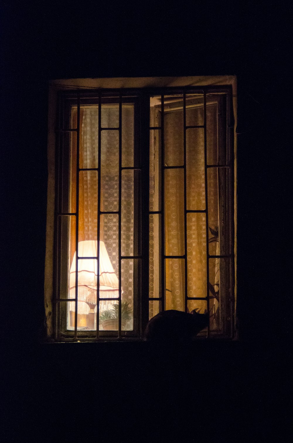 telaio della finestra in legno marrone durante il giorno