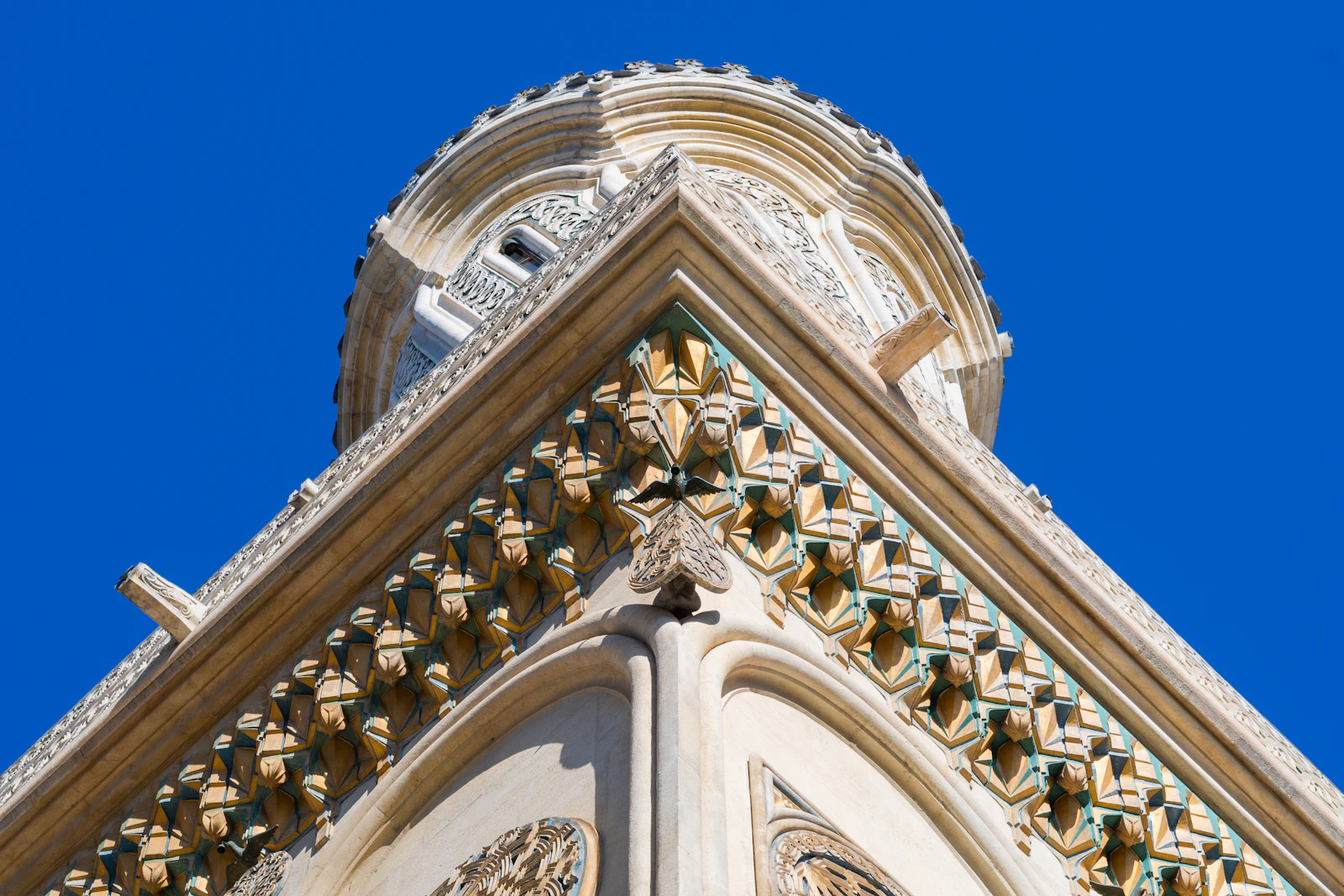 Cazare în Curtea de Argeș: piatra sculptată de pe biserica mănăstirii