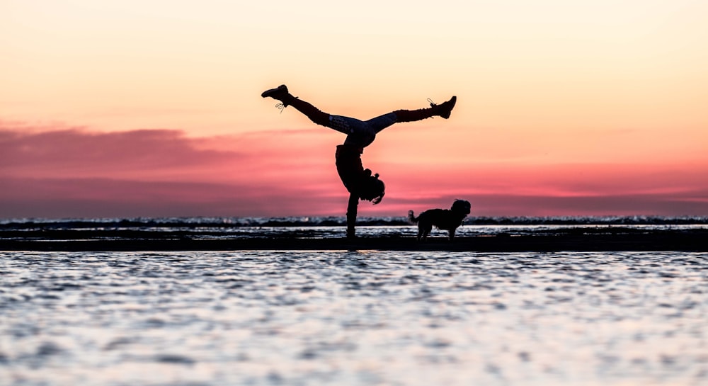 Silueta del hombre montando patineta durante la puesta del sol