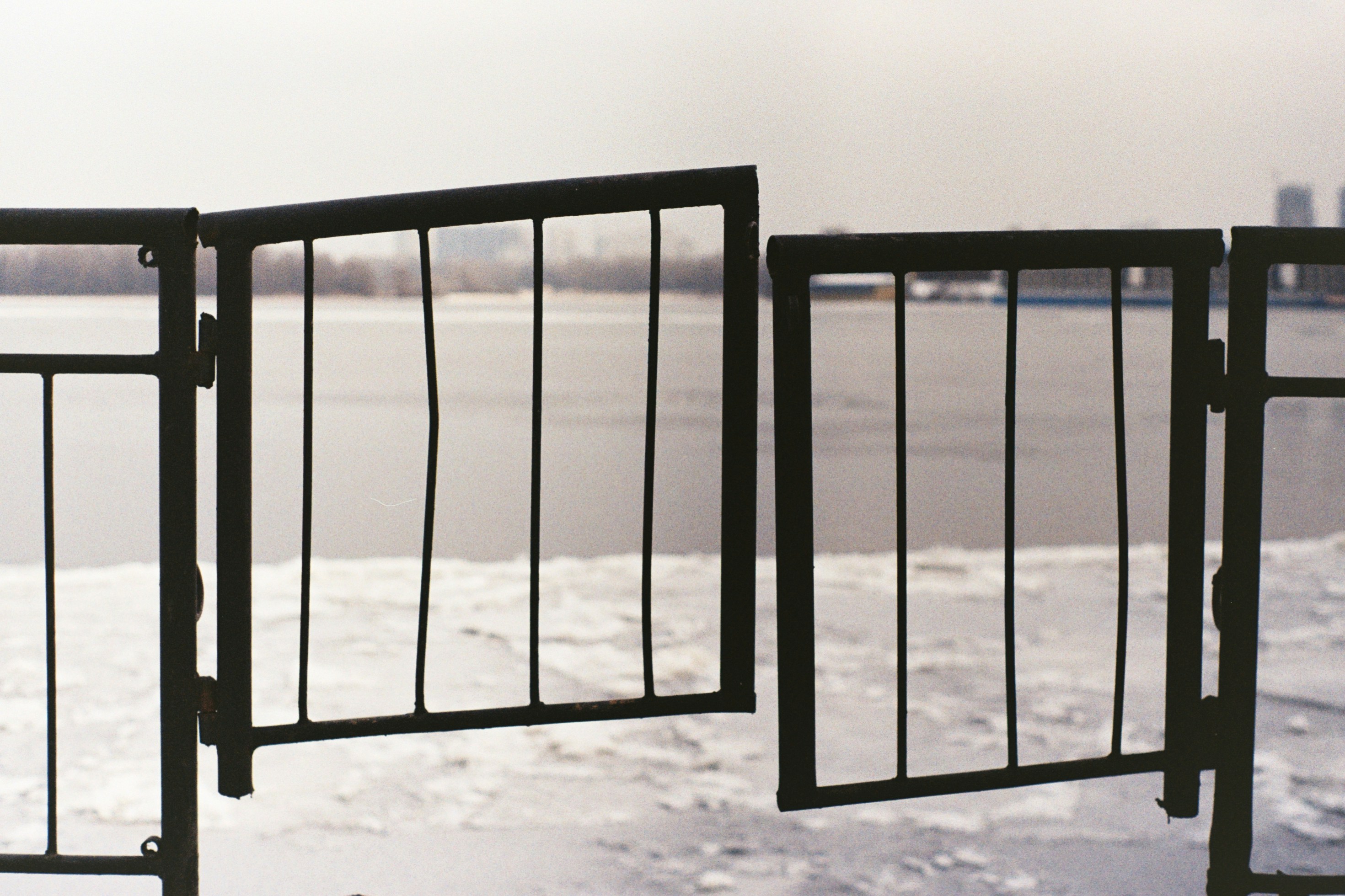 photo-1581432304608-f0d685f08848?ixid=M3wxMjA3fDB8MXxzZWFyY2h8Mnx8cHVlcnRhcyUyMGRlJTIwcGFuZWxlcyUyMGRlJTIwdmlkcmlvJTIwcmVzaXN0ZW50ZXMlMjBhbCUyMGZ1ZWdvfGVufDB8fHx8MTc2MjgzNjYzN3ww\u0026ixlib=rb-4.1.0