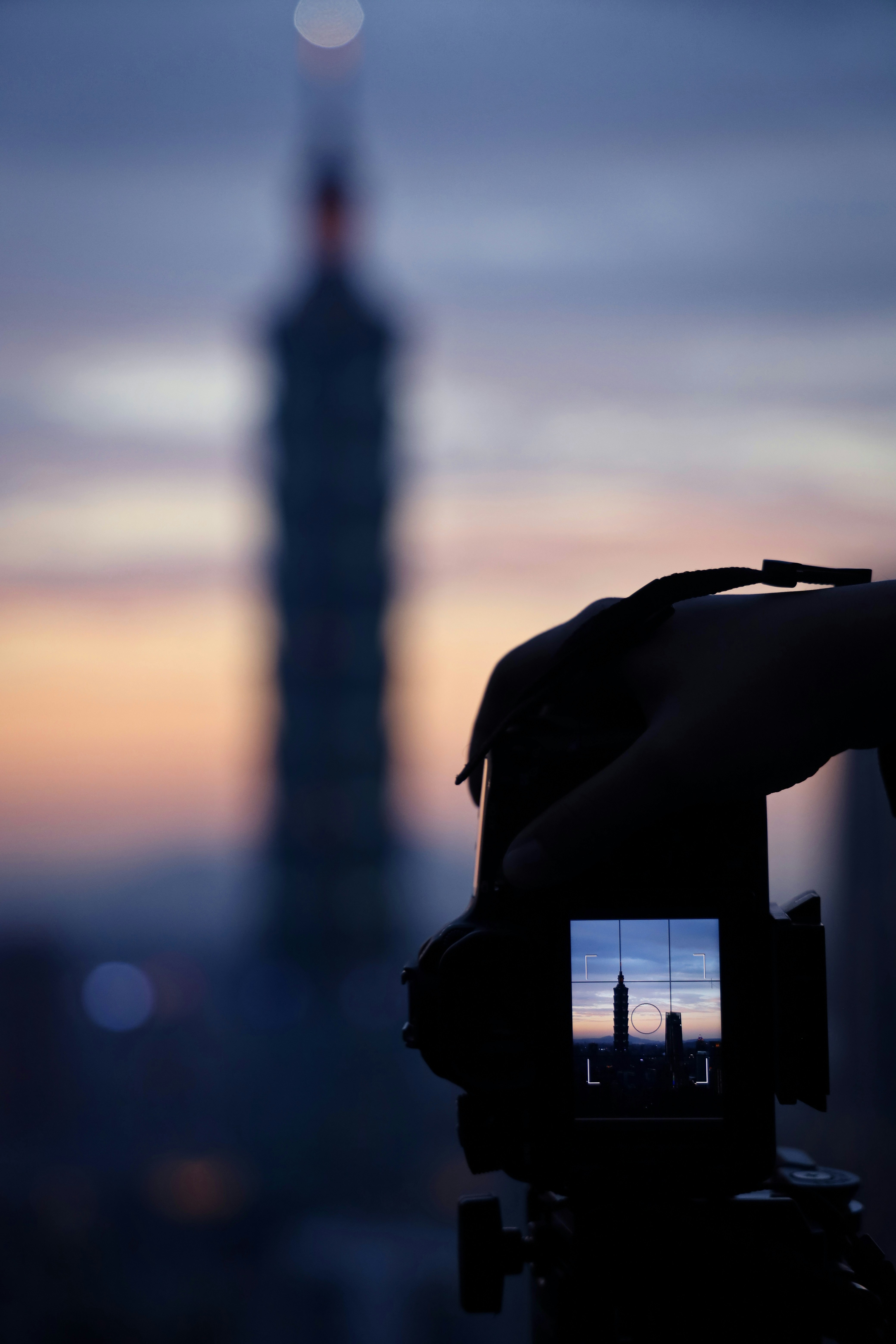 スマホを持つ人のシルエットの写真 Unsplashで見つけるグレーの無料写真