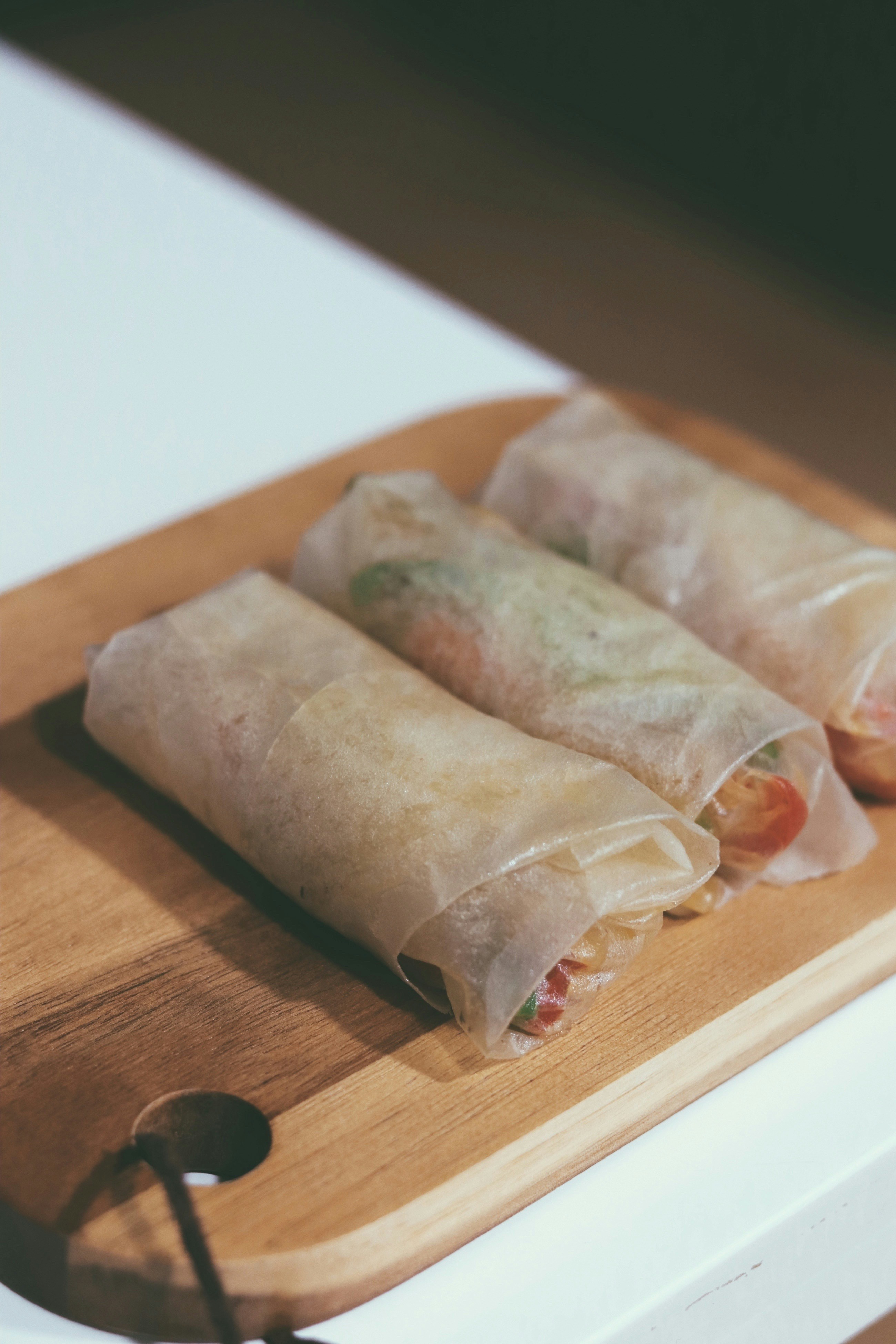 茶色の木製のテーブルに茶色と白の食べ物の写真 Unsplashで見つけるガンディアの無料写真