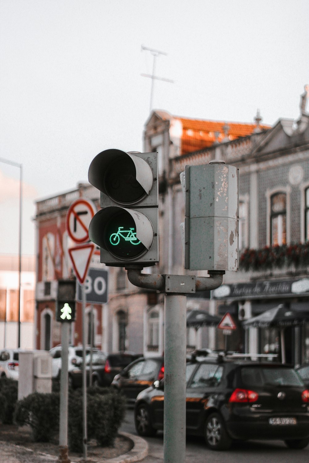 black traffic light on green light
