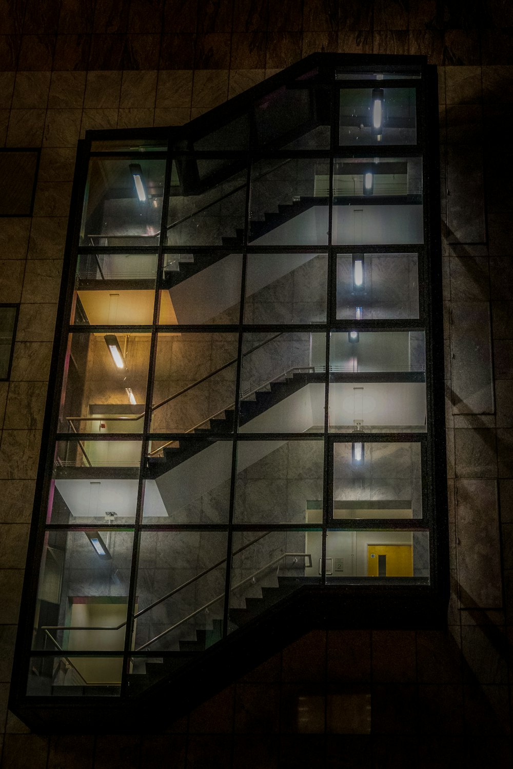 Bâtiment aux murs de verre noir et brun