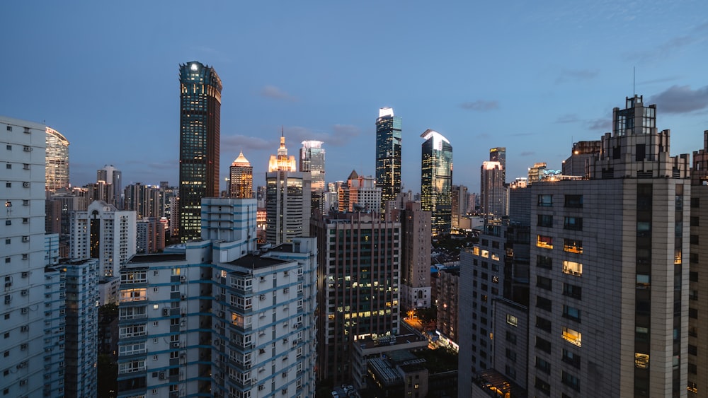 horizonte da cidade durante a noite