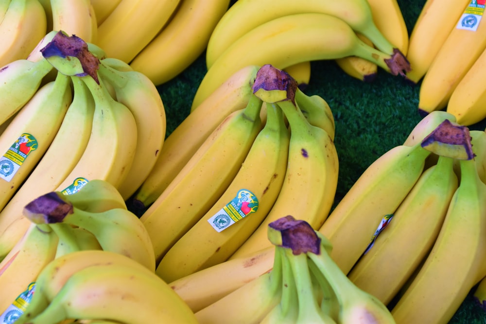 Fruta de plátano amarillo sobre textil azul