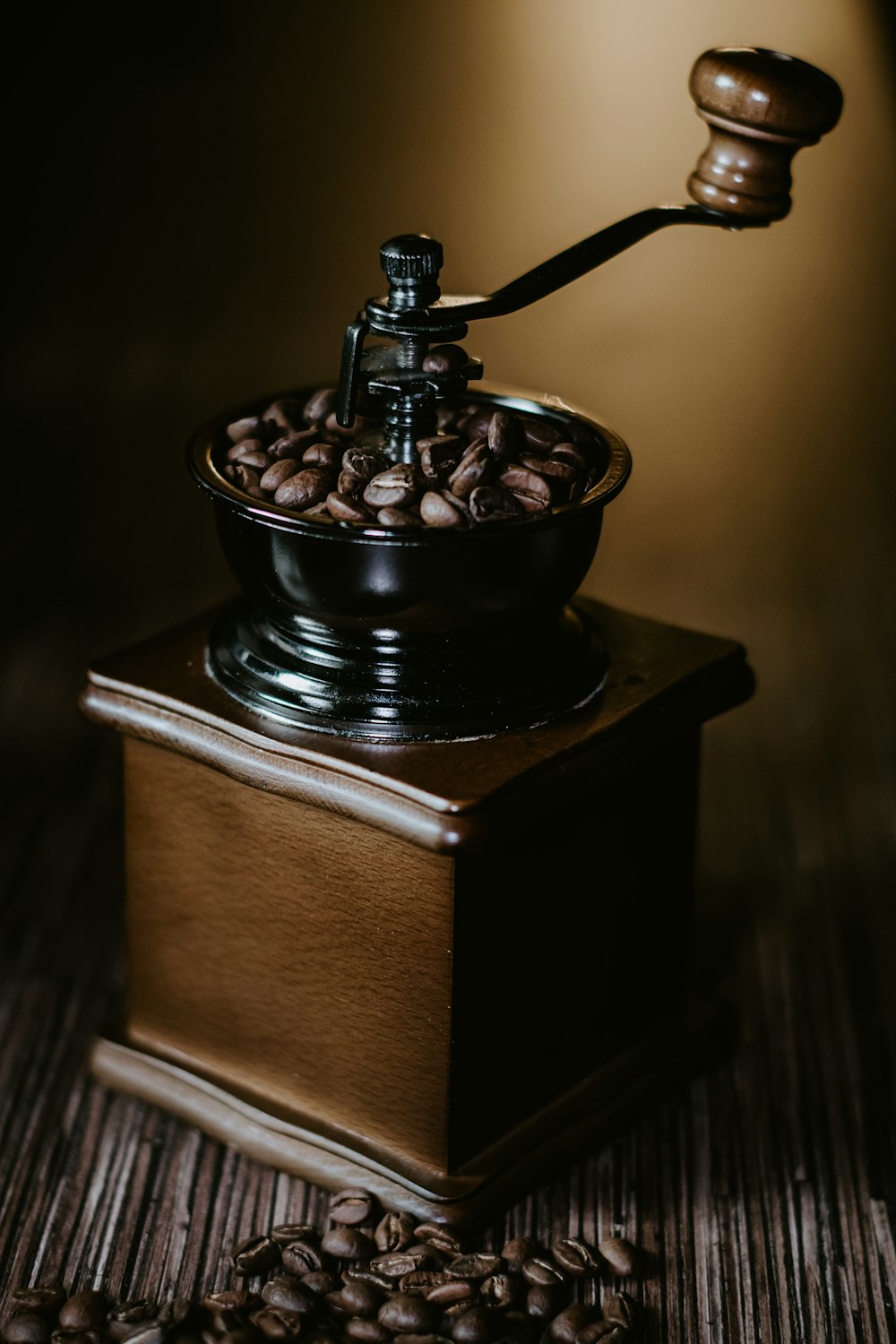 Bol en céramique noire sur boîte en bois brun