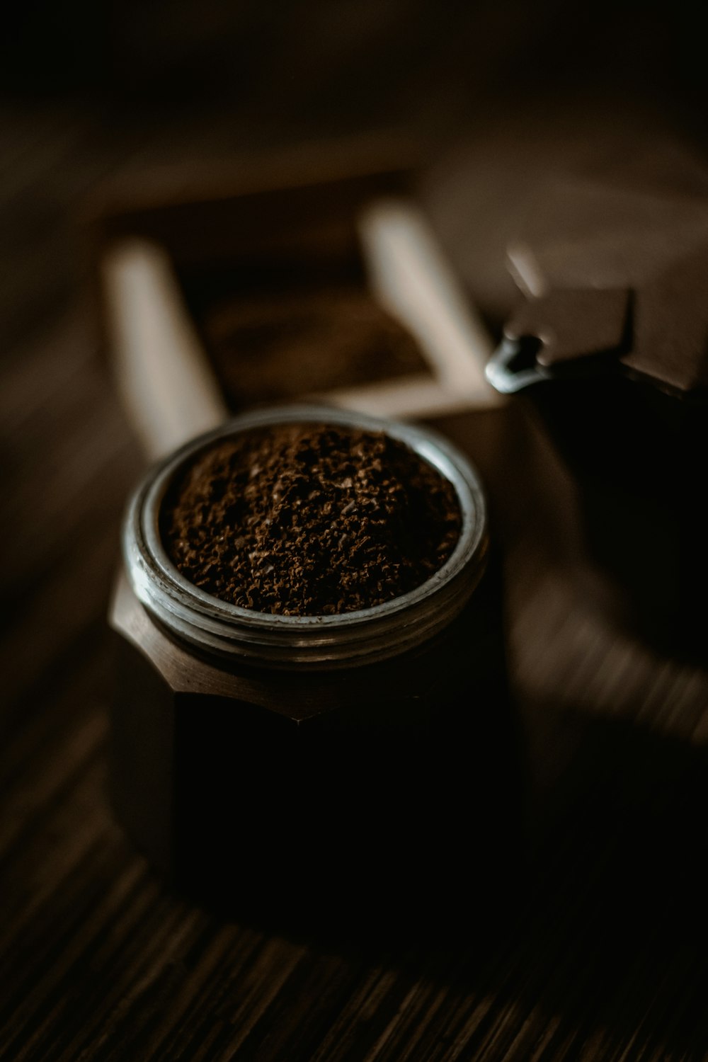 Tasse à café noir et argent