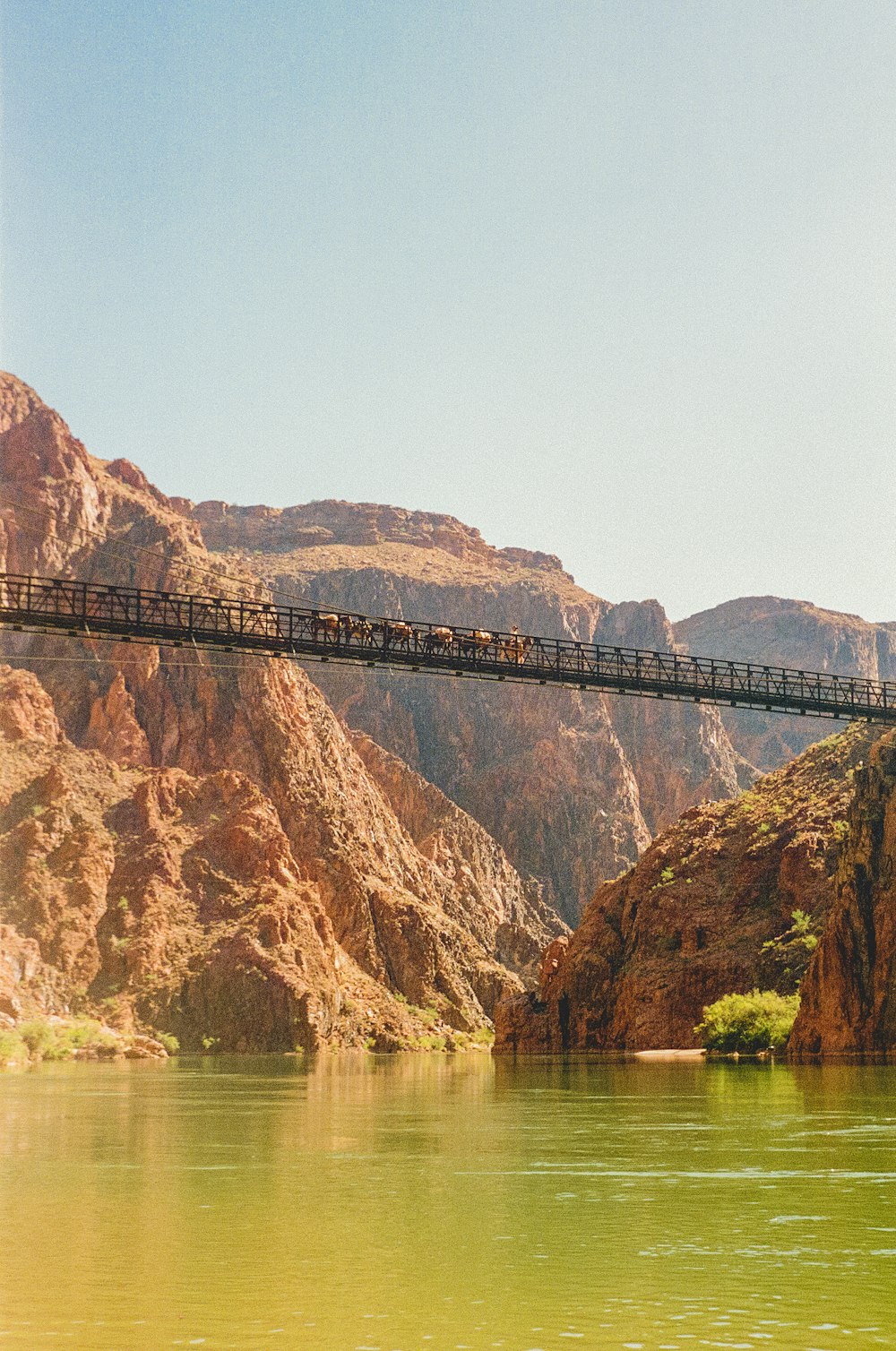 ponte marrom sobre o rio