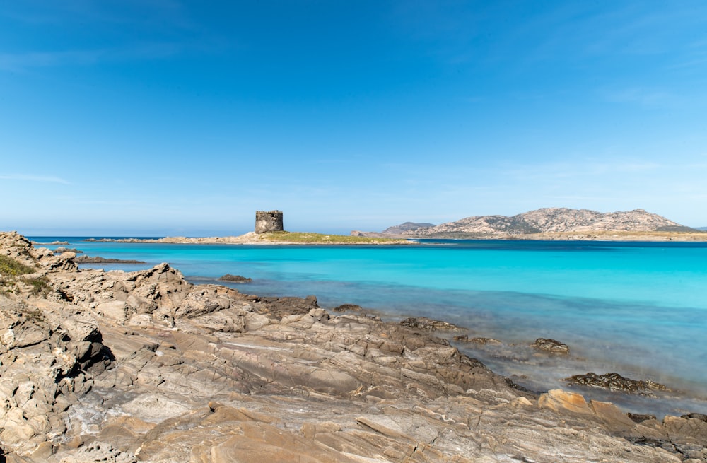 Formation rocheuse brune sur la mer bleue sous le ciel bleu pendant la journée