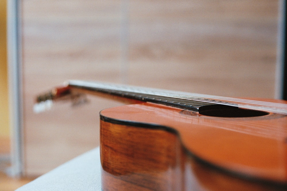 Stylo argenté et noir sur violon brun
