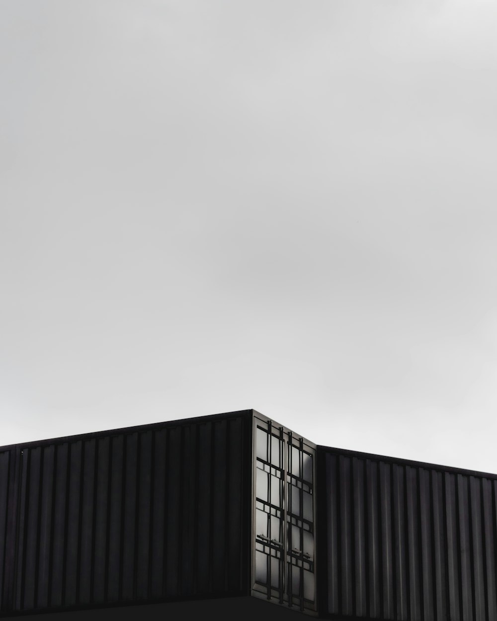 edifício azul e vermelho sob o céu cinzento