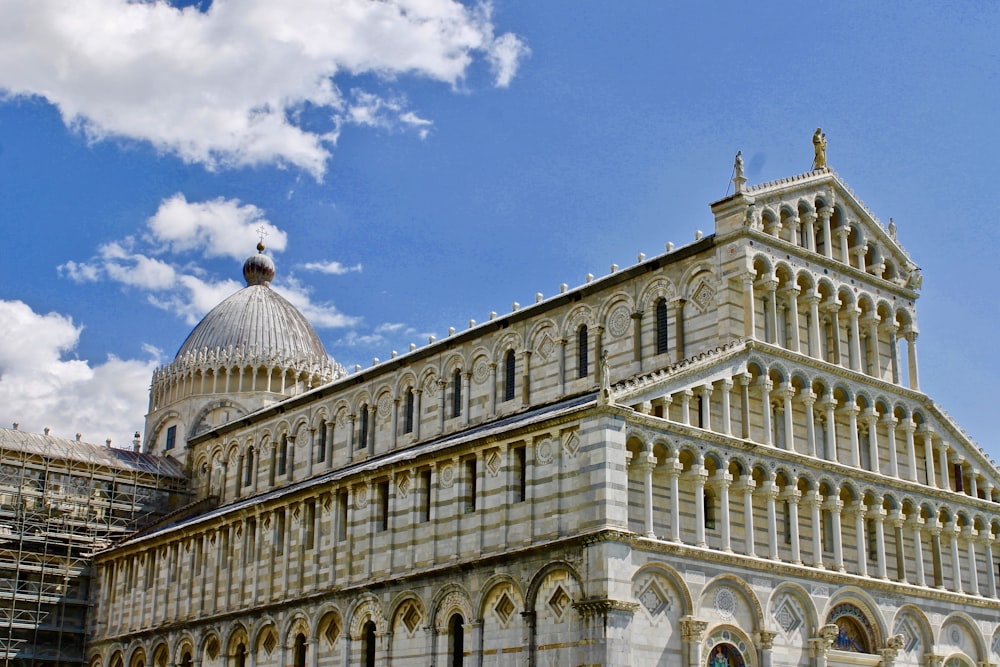 edificio in cemento bianco sotto il cielo blu durante il giorno