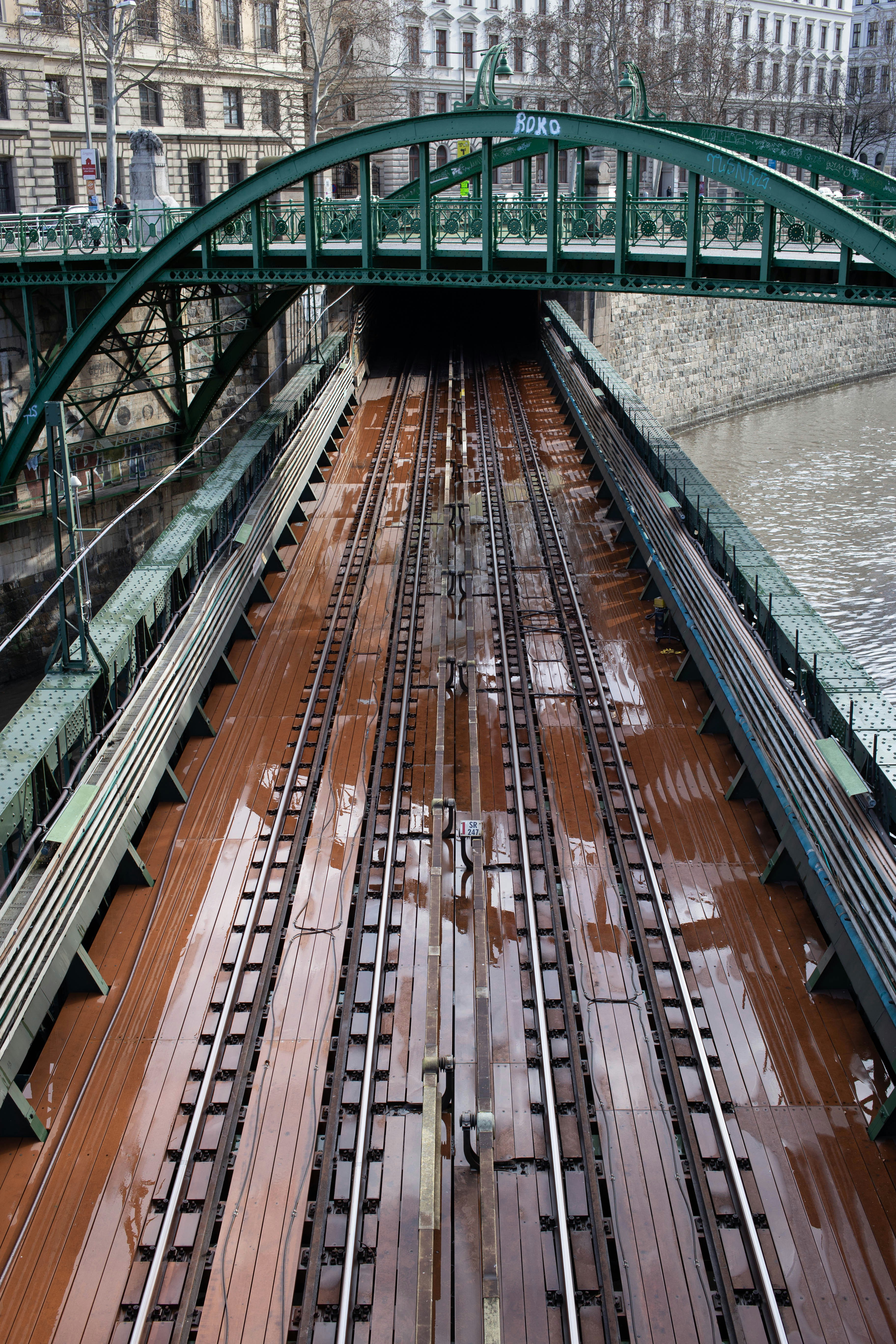 Définition de pontsrails Dictionnaire français La langue française