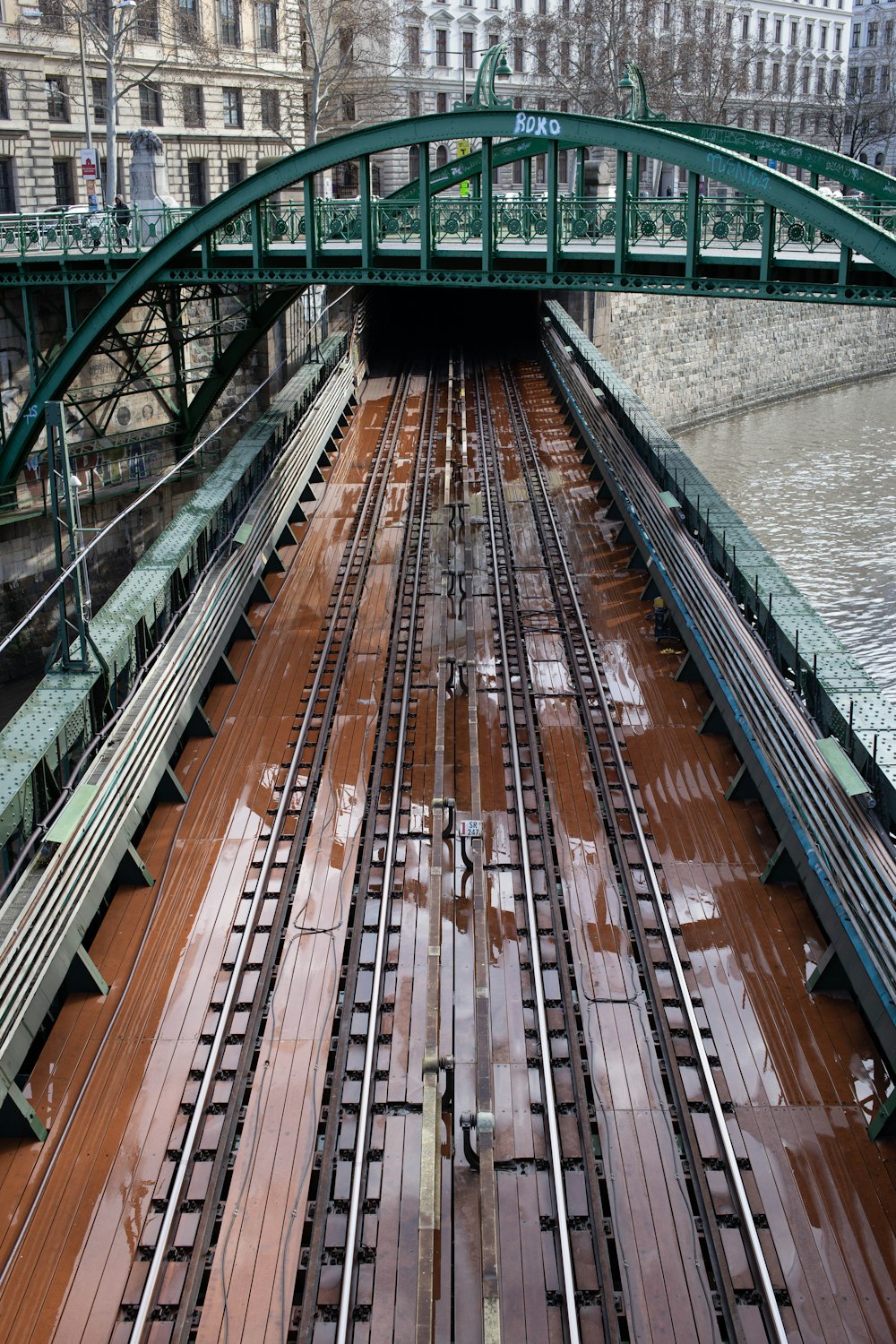 ferrovia del treno vicino allo specchio d'acqua durante il giorno