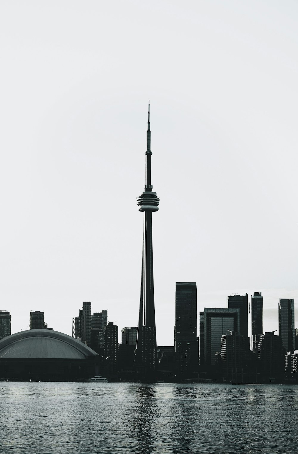 Skyline de la ville sous un ciel gris pendant la journée