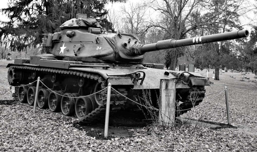 Foto en escala de grises de un tanque de batalla