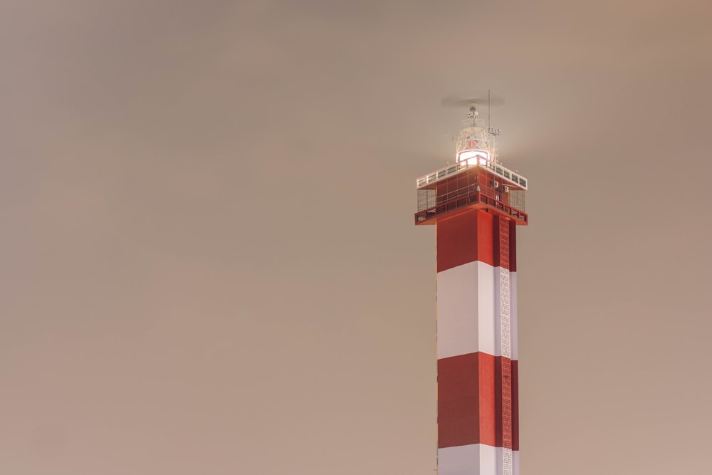 Torre roja y blanca bajo el cielo gris