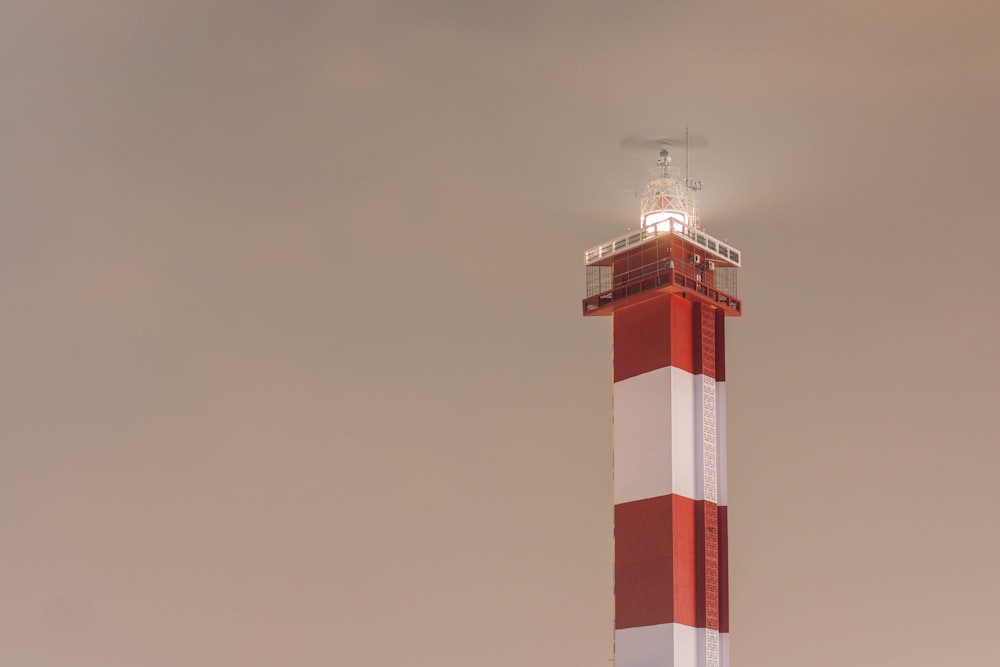 Rot-weißer Turm unter grauem Himmel