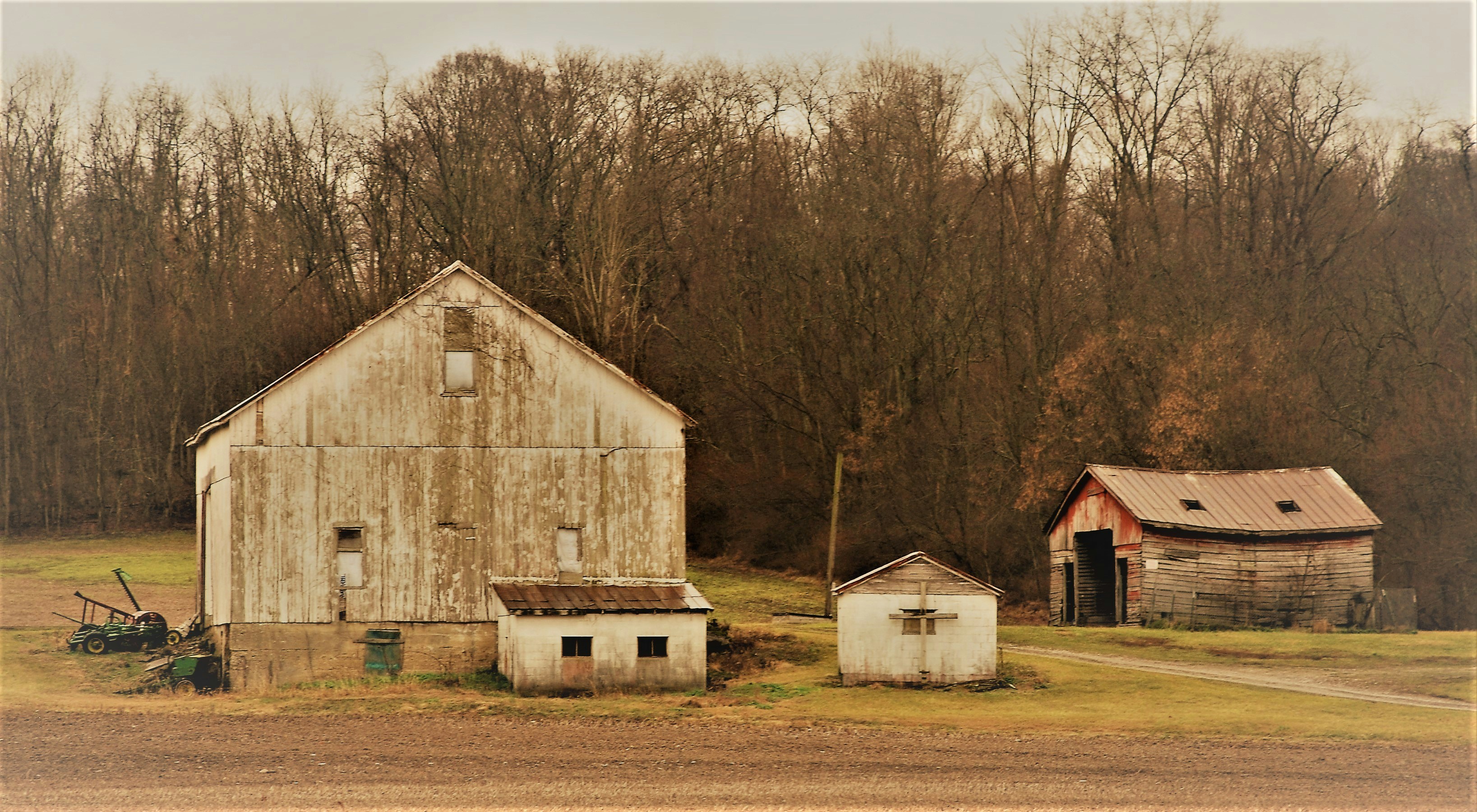 Foto zum Thema Weißes und braunes Holzhaus in der Nähe von braunen ...