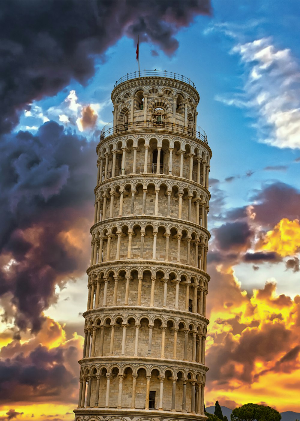 Torre pendente di Pisa sotto il cielo nuvoloso blu e bianco durante il giorno