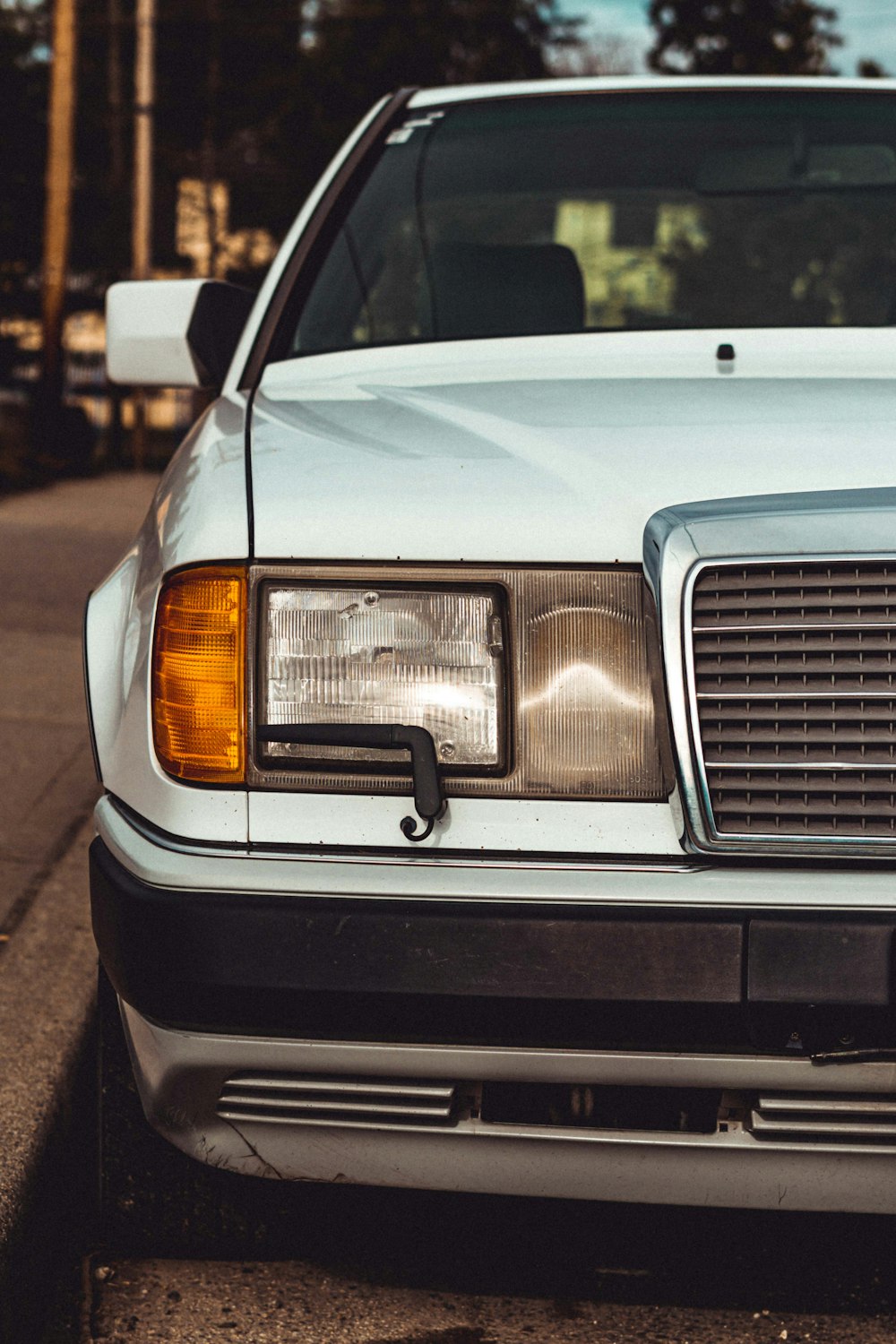 weißes Auto mit orangefarbenem und schwarzem Licht