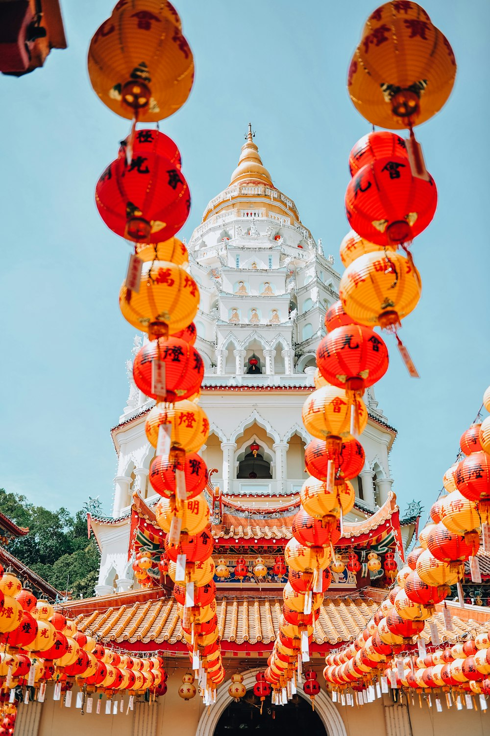 Gelbe und rote chinesische Laternen