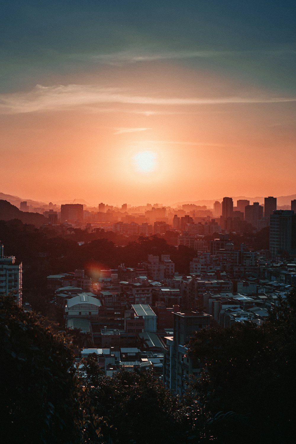 Ciudad con edificios de gran altura durante la puesta del sol