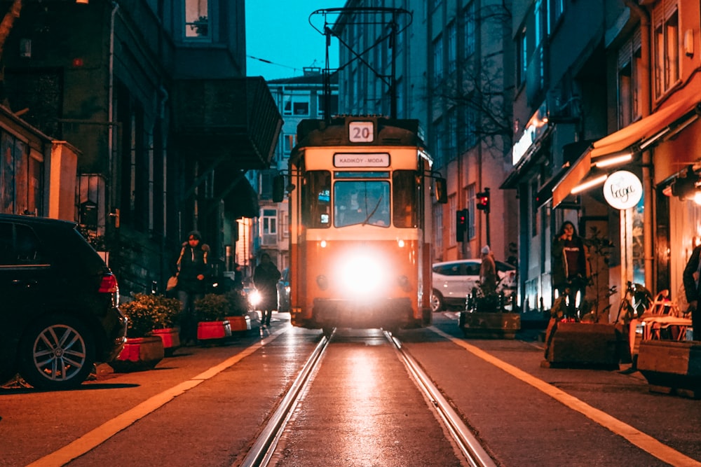 Weiße und schwarze Straßenbahn auf der Straße während der Nachtzeit